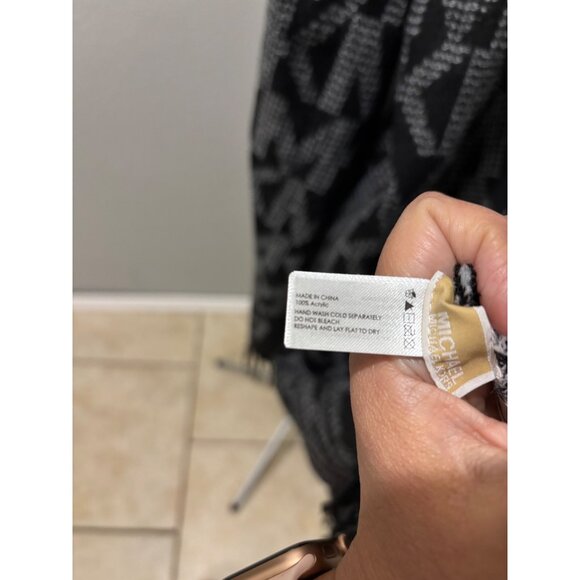 NWT: Michael Kors Logo Reversible Scarf Black/Gray - Picture 5 of 5